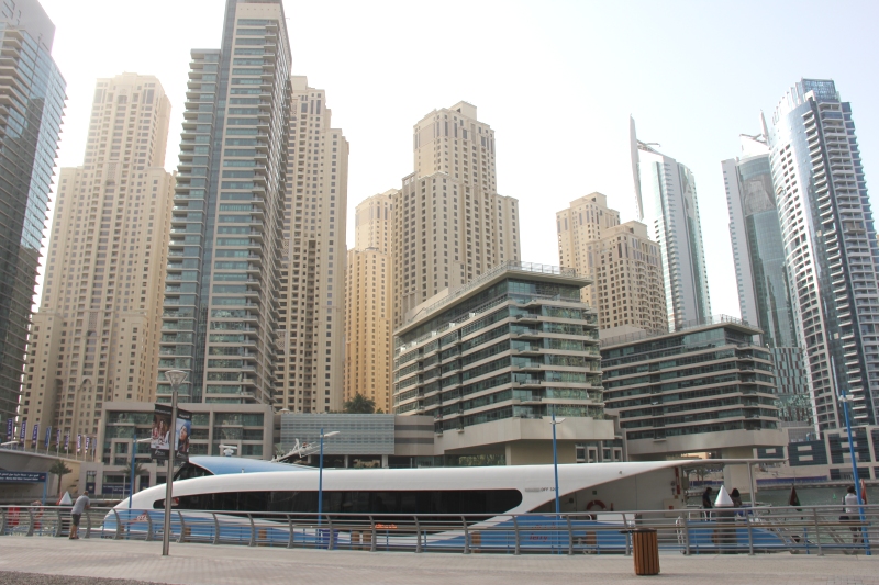 Die Dubai Ferry in der Marina